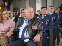 El piloto que ayudó a conectar a Colombia aterriza por última vez tras 32 años de servicio