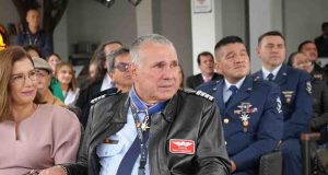 El piloto que ayudó a conectar a Colombia aterriza por última vez tras 32 años de servicio