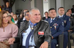 El piloto que ayudó a conectar a Colombia aterriza por última vez tras 32 años de servicio