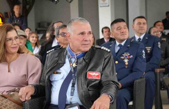 El piloto que ayudó a conectar a Colombia aterriza por última vez tras 32 años de servicio