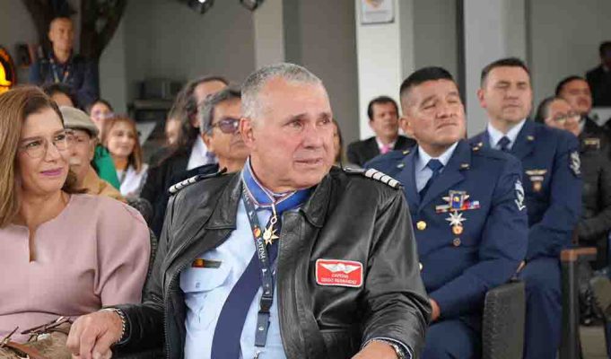 El piloto que ayudó a conectar a Colombia aterriza por última vez tras 32 años de servicio